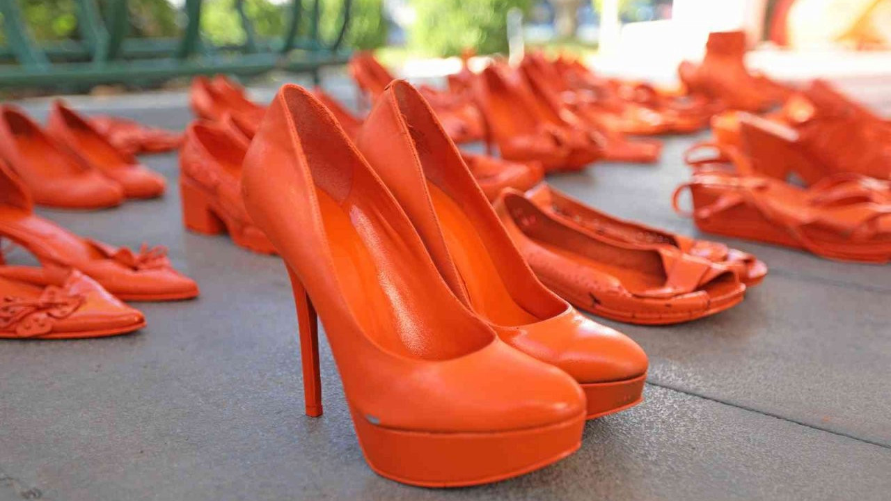 Şiddete uğrayan kadınlar için 'Turuncu Ayakkabı' sergisi