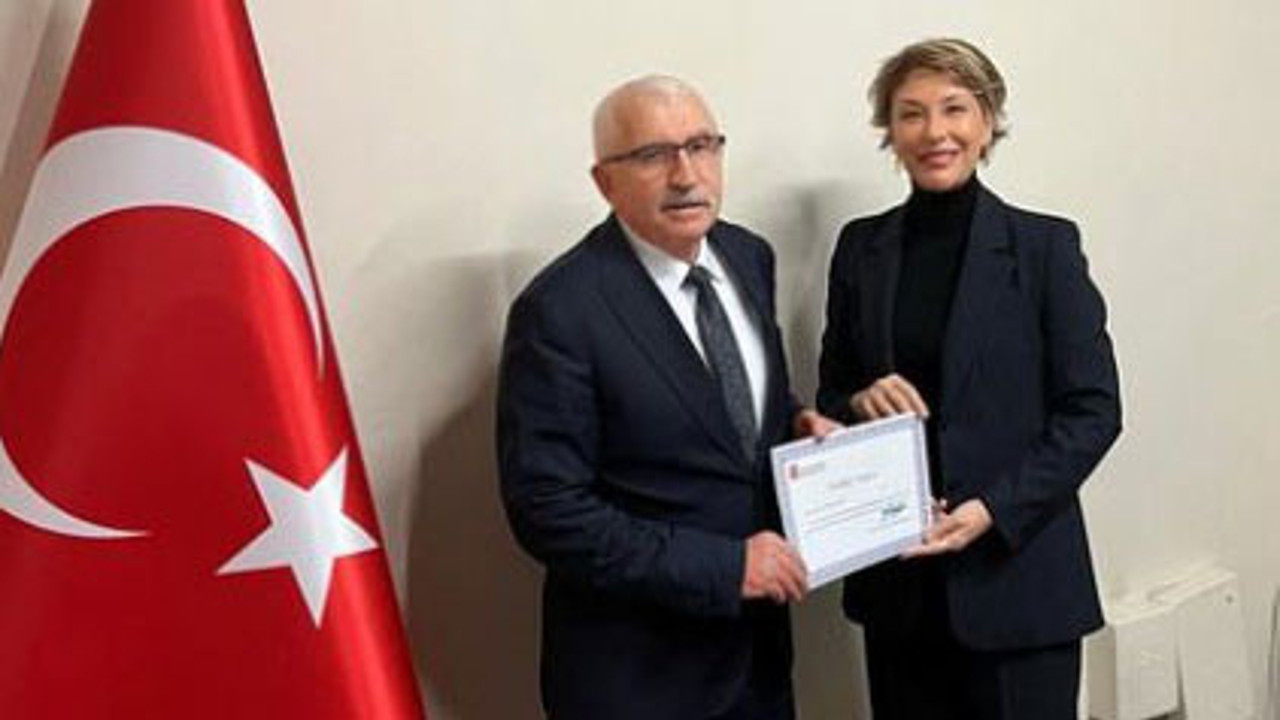 Gülse Birsel'e 'Teşekkür Belgesi' verildi. "Çalan çırpanlara örnek olsun" yorumu yapıldı