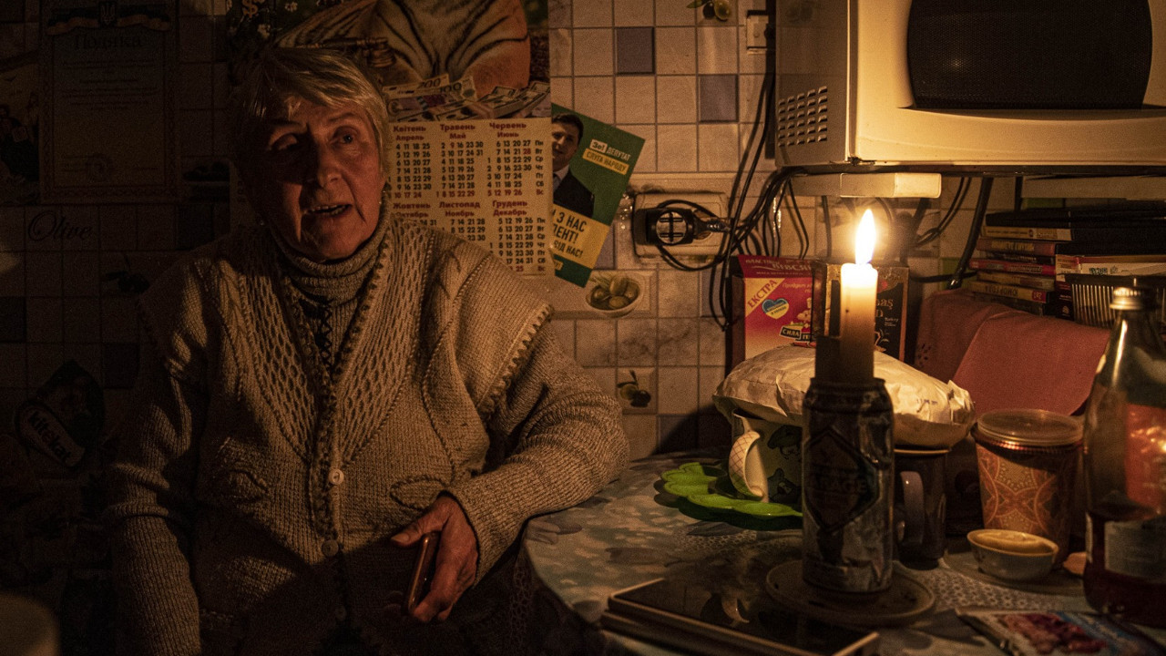 Ukrayna'da halk mumla aydınlanıyor