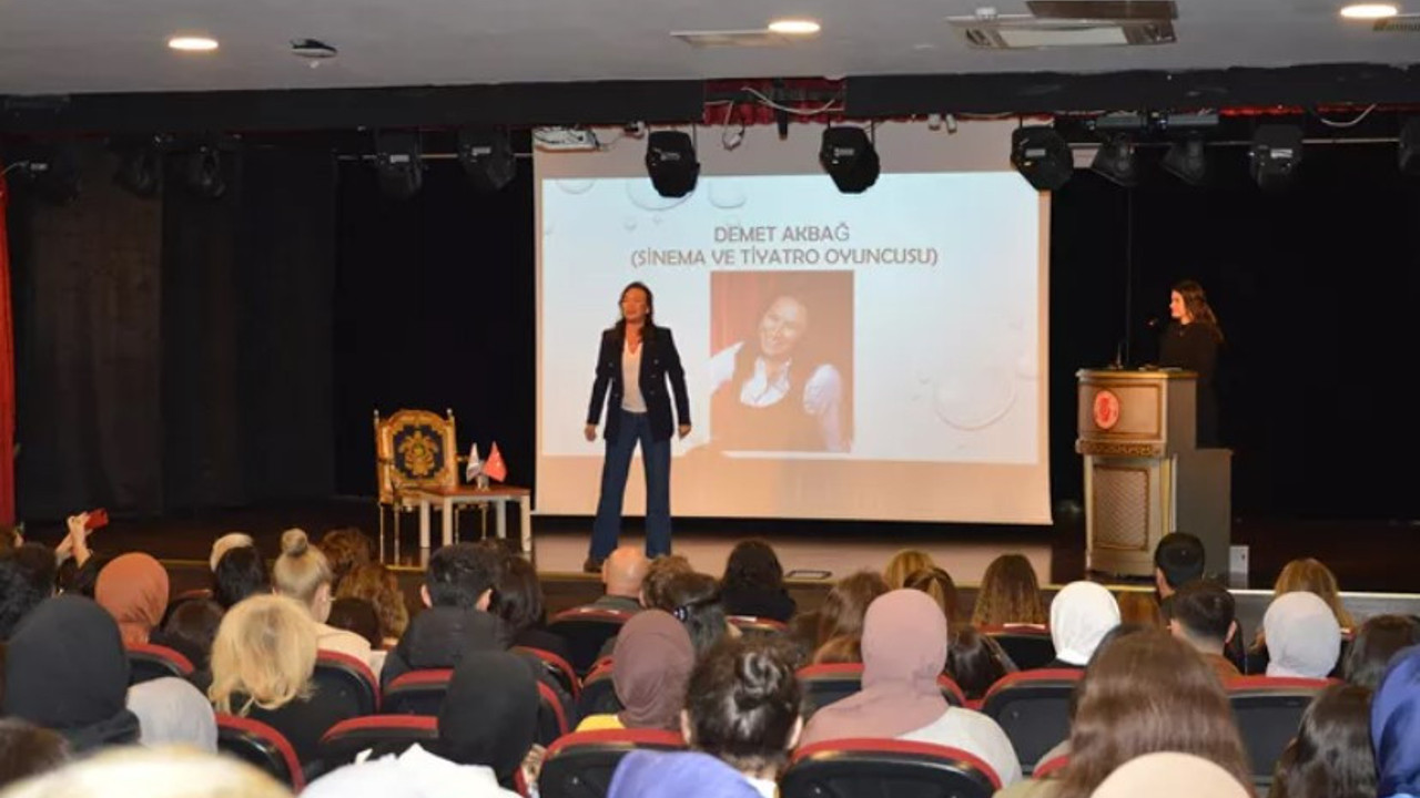 Usta oyuncu Demet Akbağ üniversiteli gençlerle buluştu