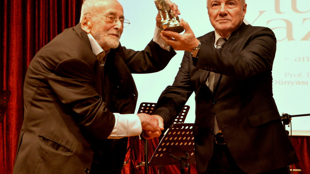 Turan Yazgan'ı anma gecesinde Orhan Türkdoğan'a ödül