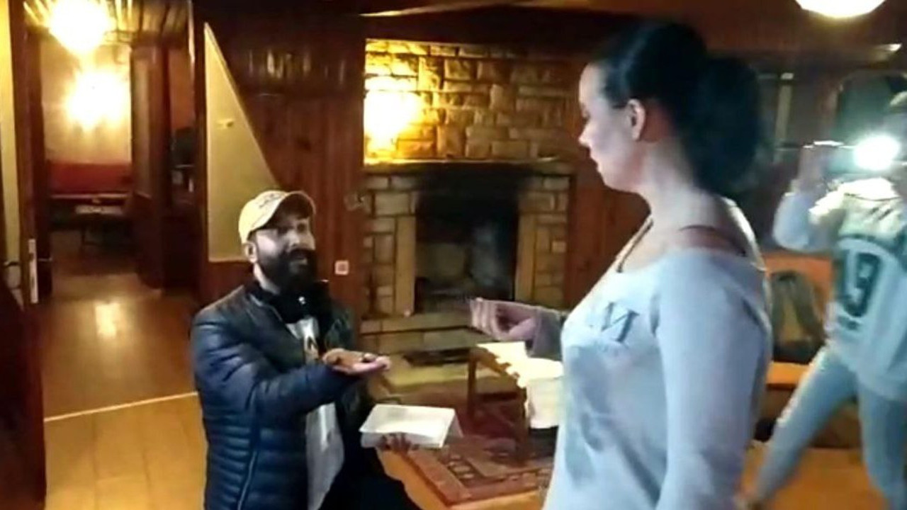 Sette sürpriz evlilik teklifi yaptı. Filmin bir sahnesini çekmek için çağırdı