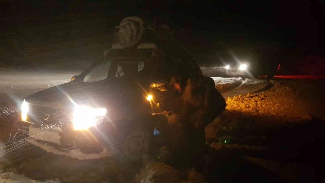 Siirt’te karda mahsur kalan güvenlik korucuları ve vatandaşlar kurtarıldı