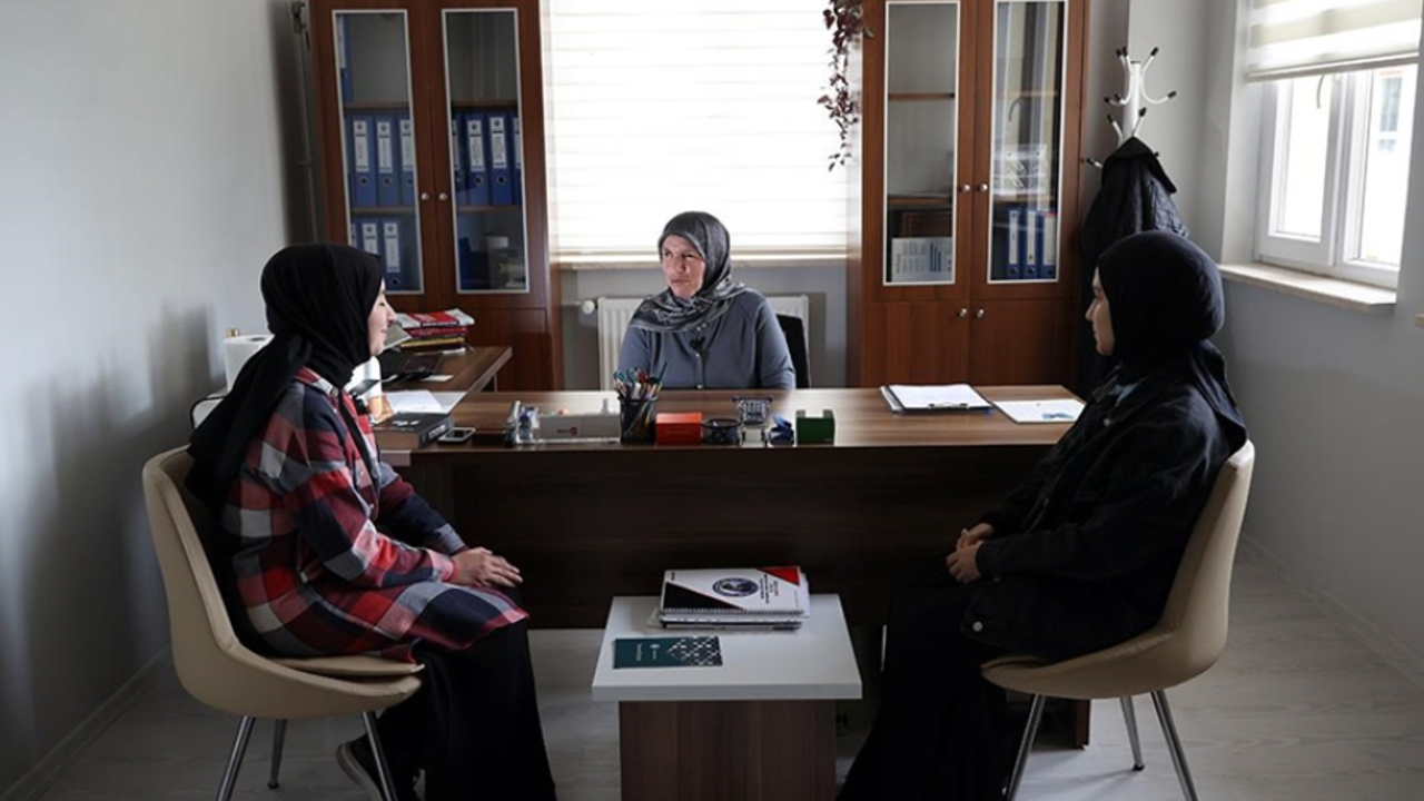 Görme engelli Nezaket öğretmen öğrencilerine yol gösteriyor