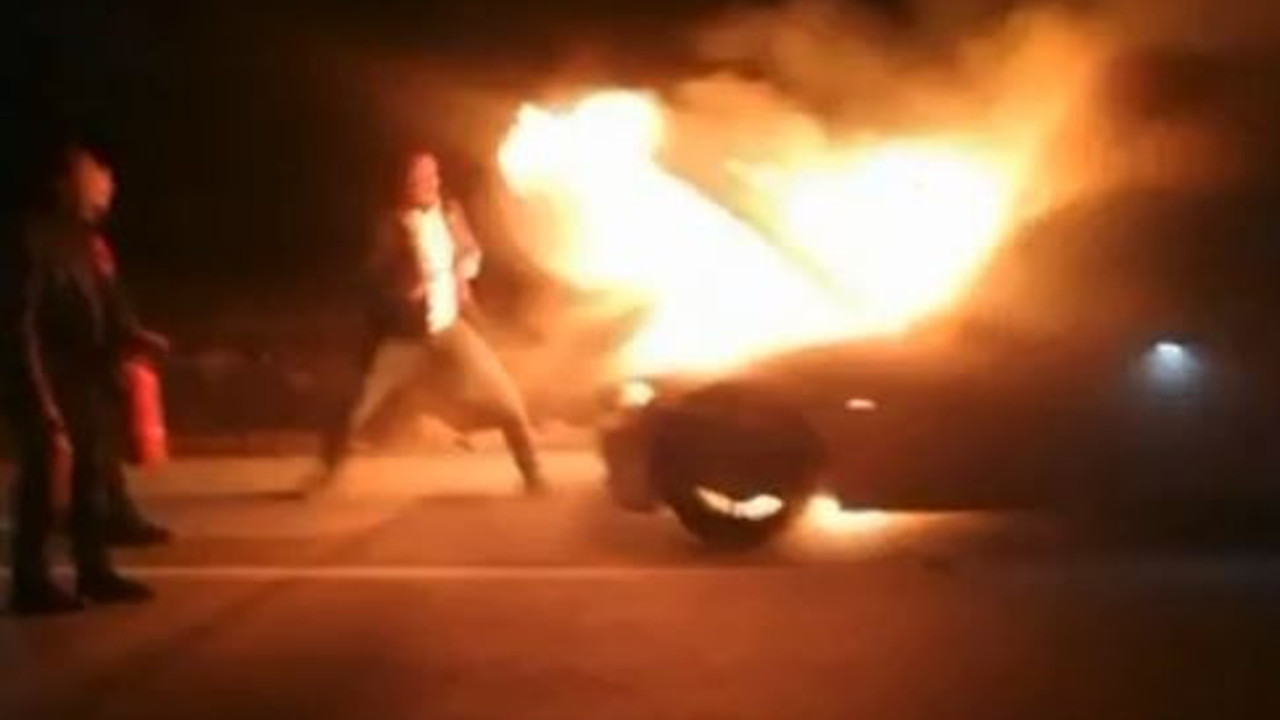 Otomobil alev alev yandı