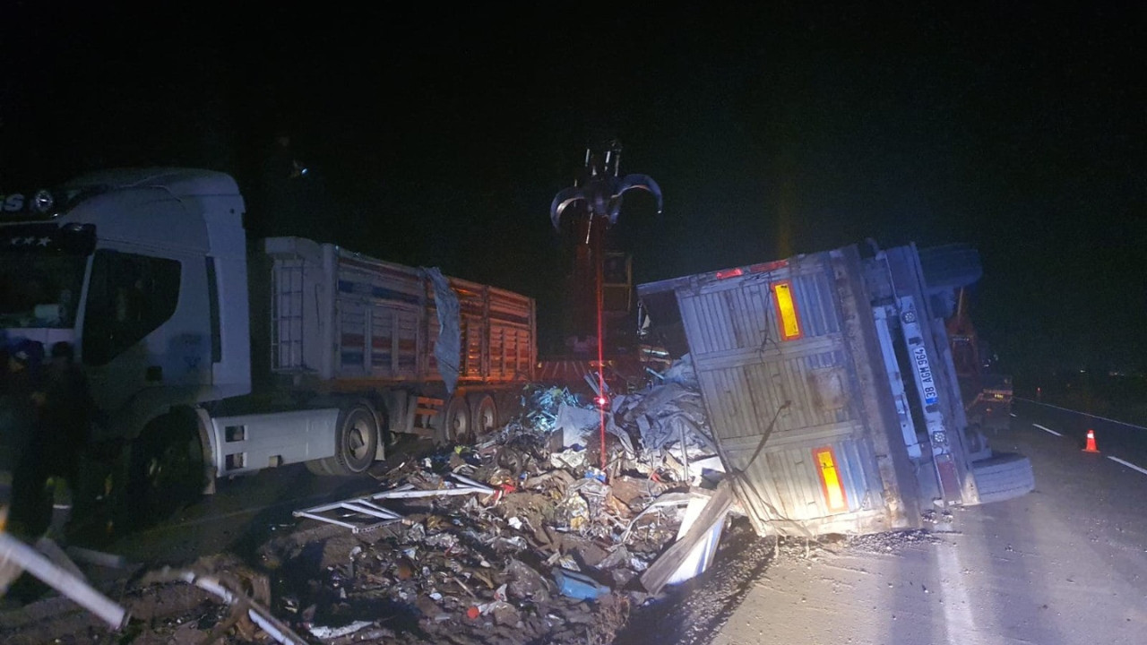 Kontrolden çıkan hurda yüklü TIR devrildi