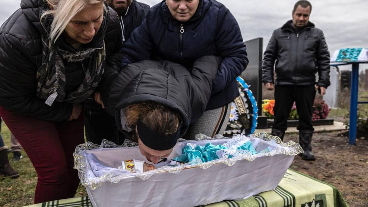 Rusya'nın saldırısında ölen iki günlük bebek toprağa verildi