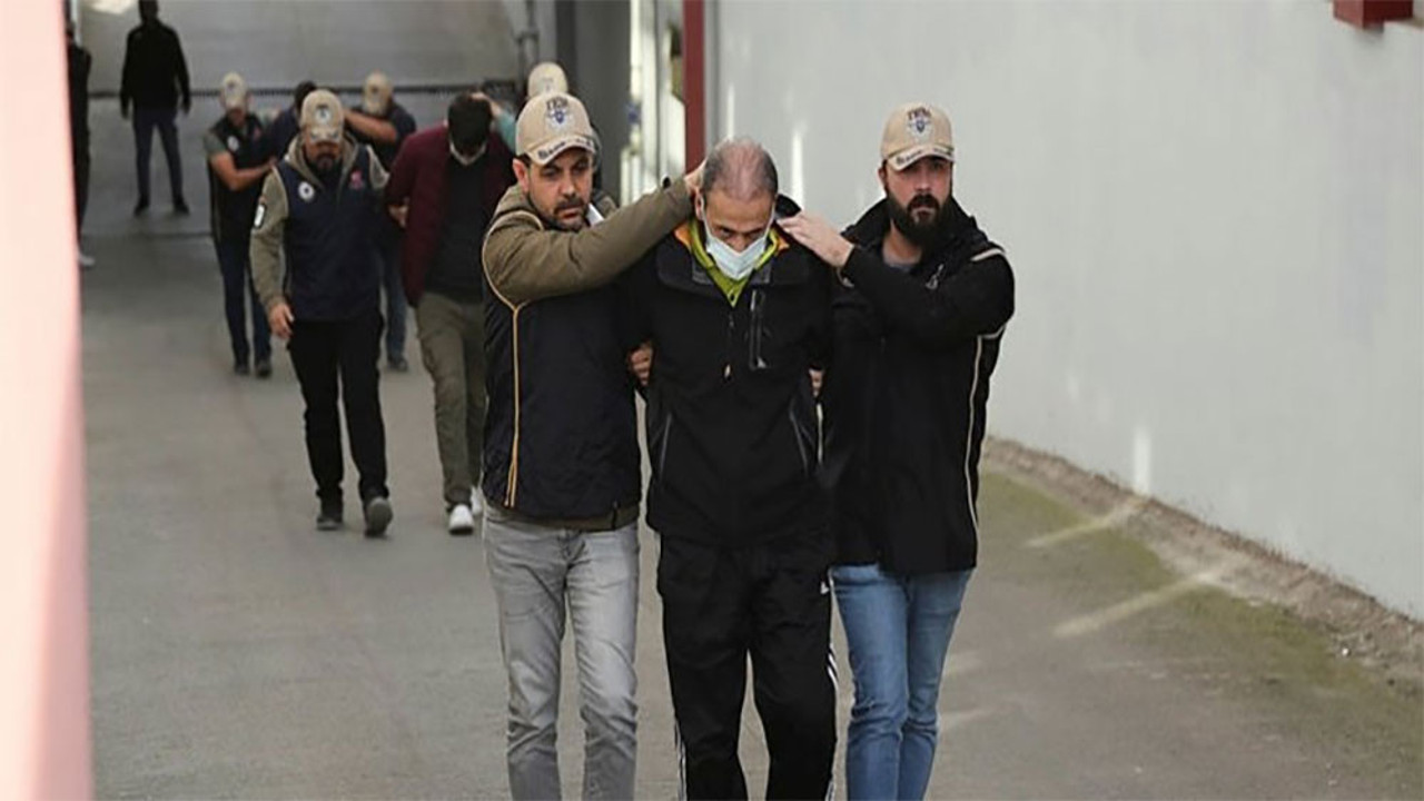 FETÖ operasyonunda 10 kişi tutuklandı. Eski polis, aranan kişilerin yurt dışına kaçırılmasını organize ettiği ortaya çıktı