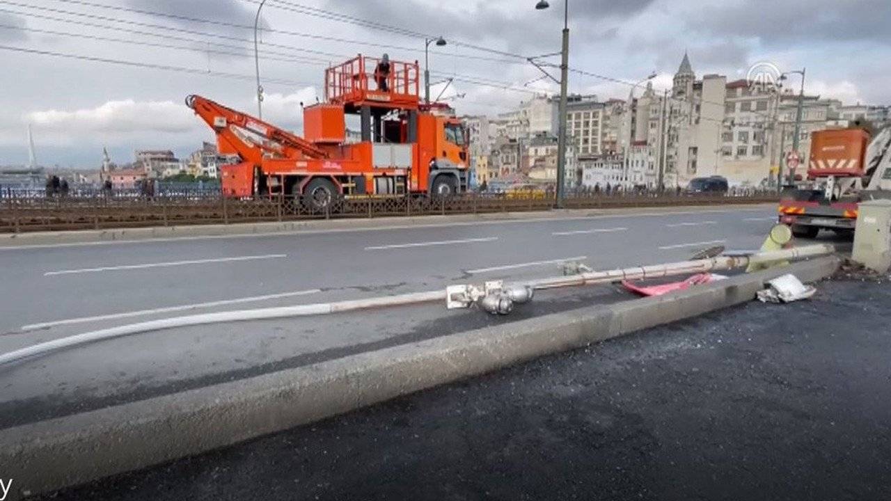 Tramvay kullanacaklar dikkat! Kabataş-Bağcılar tramvay hattında aydınlatma direği devrildi