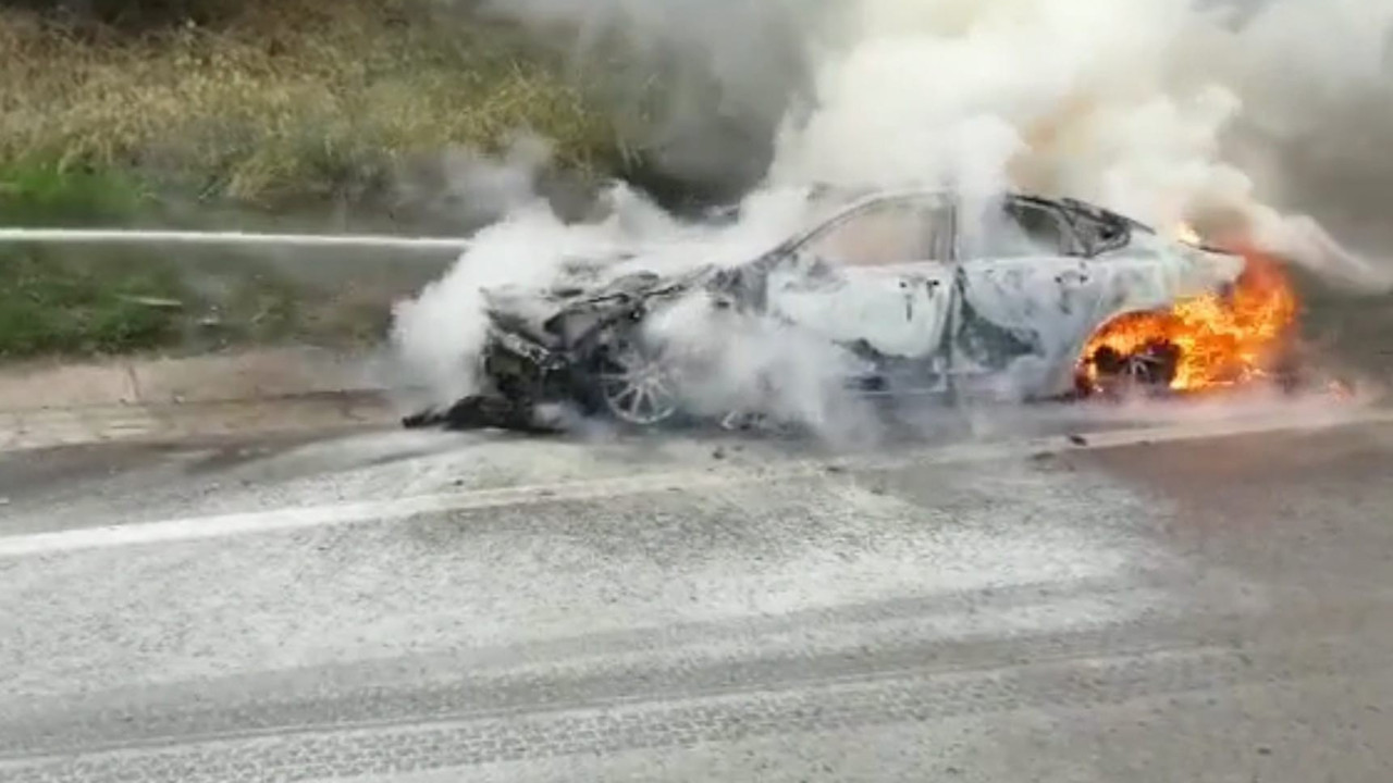 Lüks otomobil alev aldı