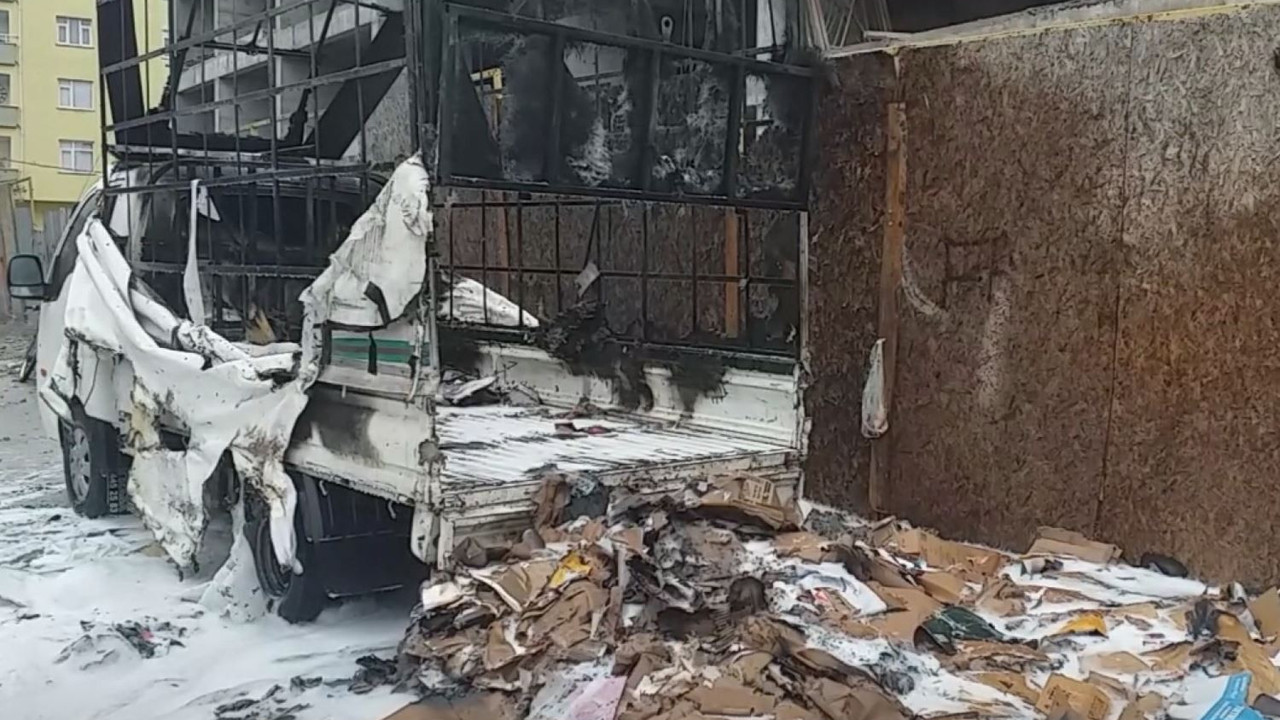 Maltepe'de atık kağıt yüklü kamyonette yangın