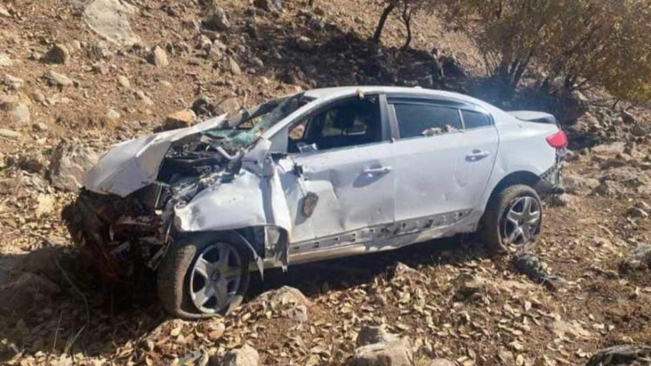 Baba ile oğlu hurdaya dönen araçtan sağ çıktı