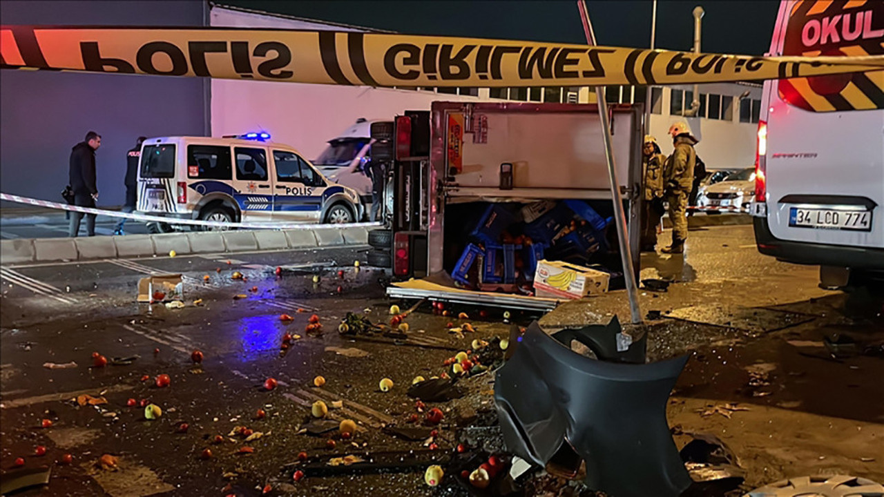 Kamyonet ve minibüs çarpıştı: 1 ölü, 2 yaralı