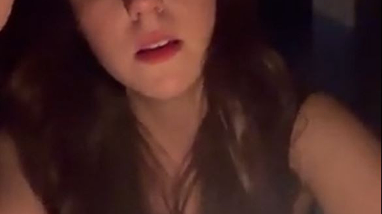 Rusların zorla askere alıp savaştırdığı Kırım Türklerinin annelerine söylediği türkü. Türküyü Gülsüm Khalilova söyledi