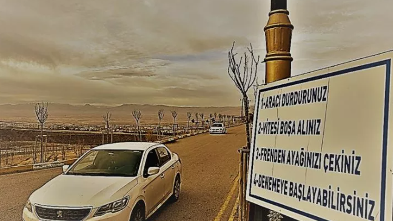 Bu gizemli yola giren neye uğradığını şaşırıyor. Her şey ayağı frenden çekince oluyor