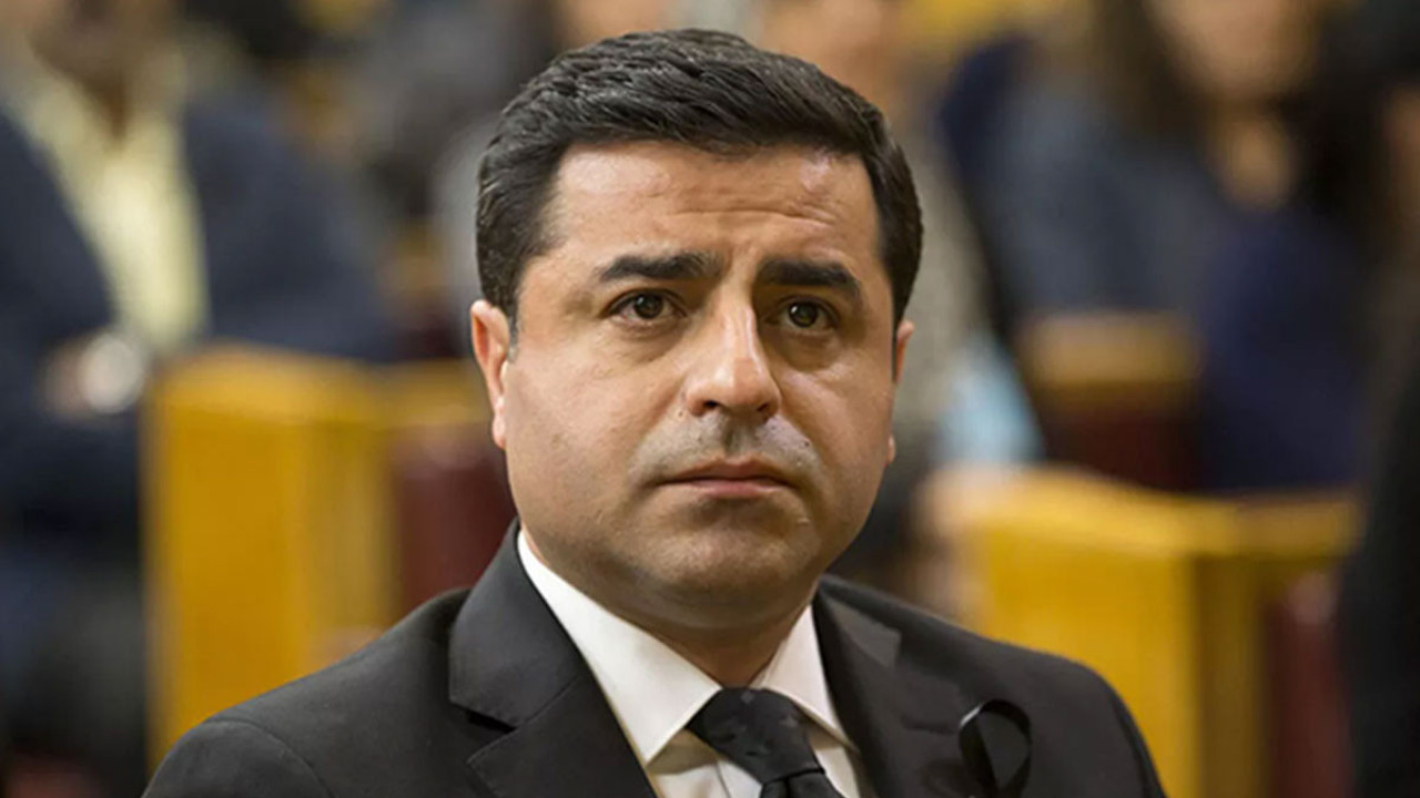 Demirtaş terörist Öcalan'la görüşmek için dilekçe verdi. Terörist Öcalan'a güzelleme yaptı