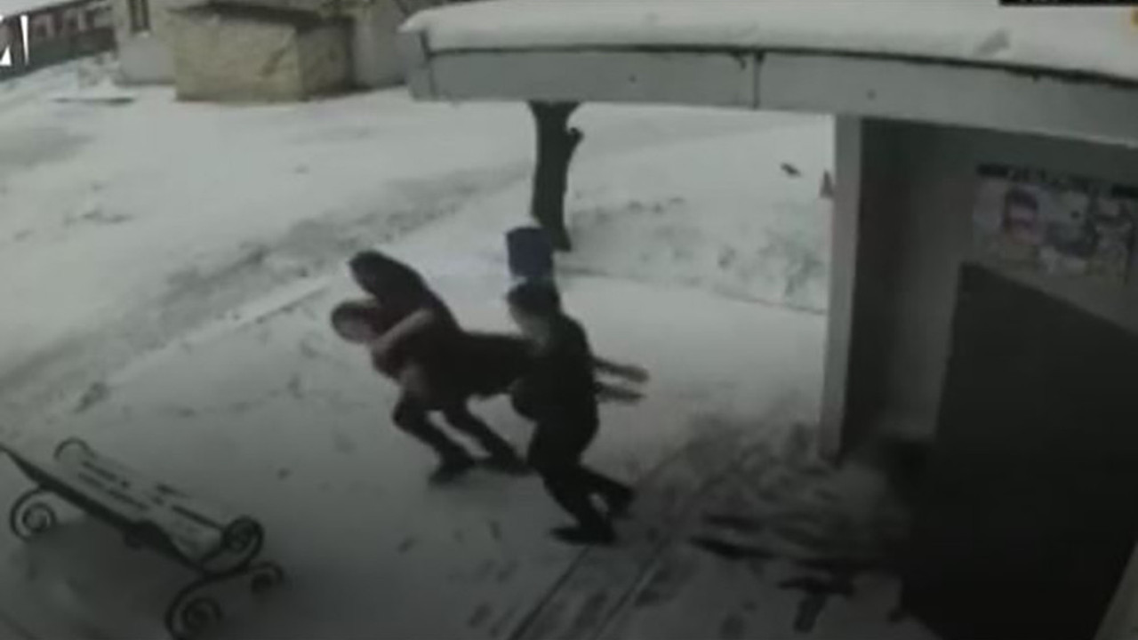 Evlenme teklifini reddeden kızın iş yerini silahla basıp kaçırdı