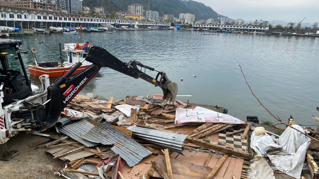 Rize’de ruhsatsız yapılar yıkılıyor