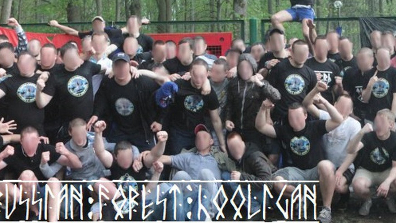 Putin ortaya üçlü çektir Ruslara... Putin iyice kafayı üşüttü holiganlardan ordu kurdu. Ayağa kalkmayan Kievli olsun...