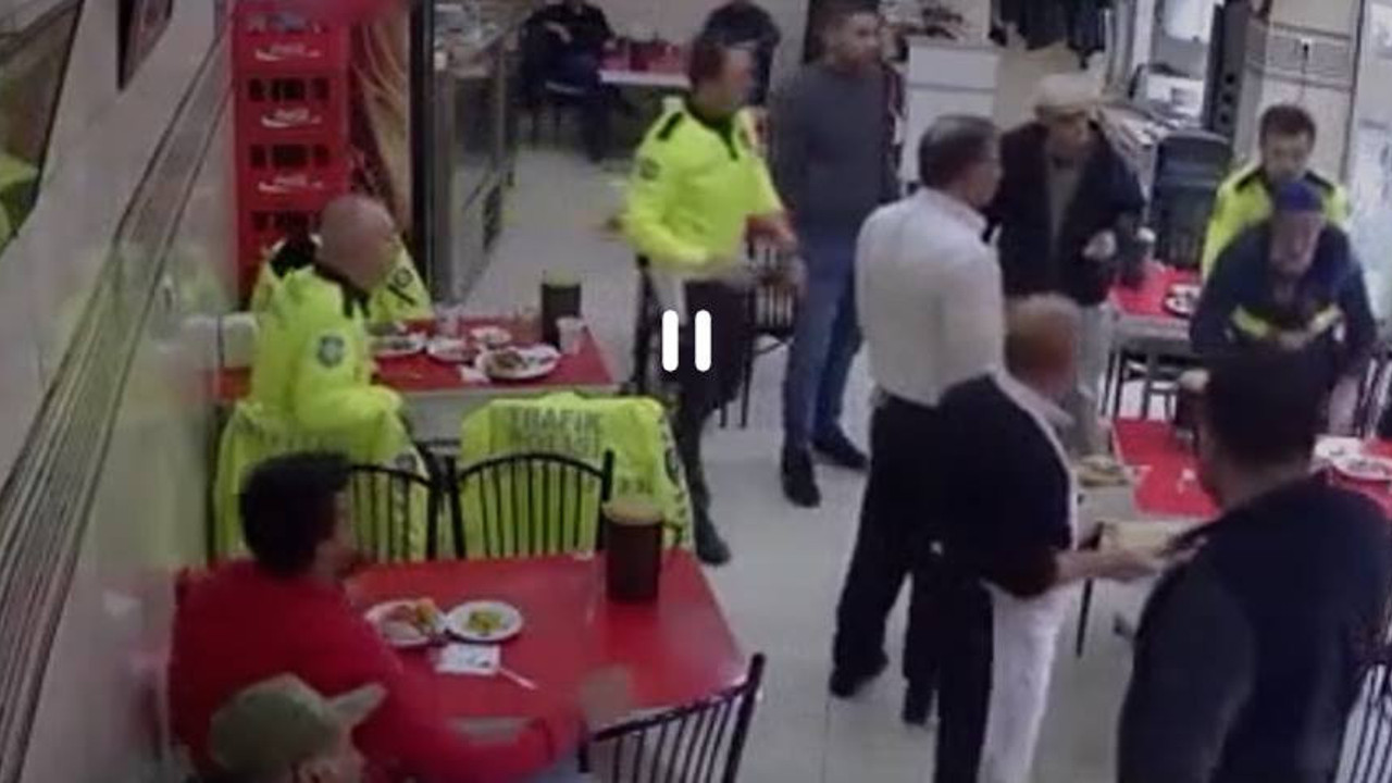 Trafik polisi, nefes borusuna yiyecek kaçan kişiyi Heimlich manevrası ile kurtardı