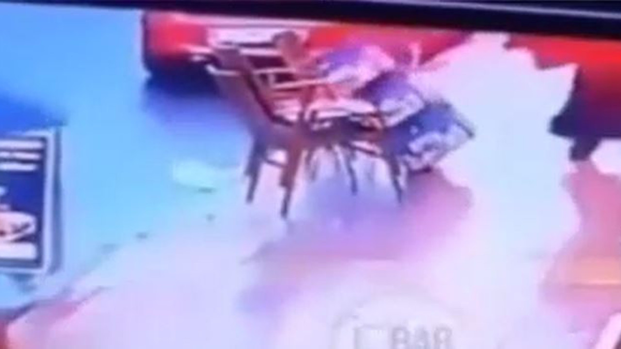 Yolda yürüyen çarşaflı kadın tekel bayi önünde duran biraları devirdi