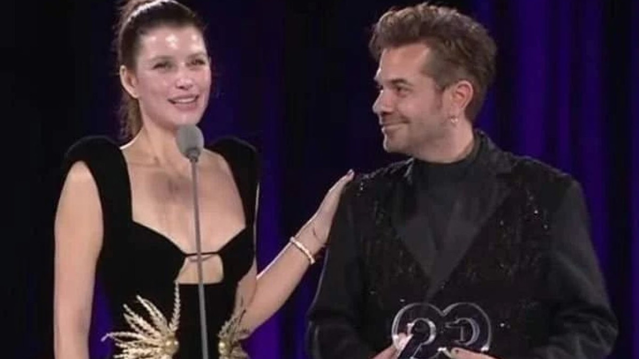 Beren Saat ve Kenan Doğulu'nun romantik bakışları gündem oldu. Doğulu'ya 'Yılın İkonu' ödülünü eşi verdi