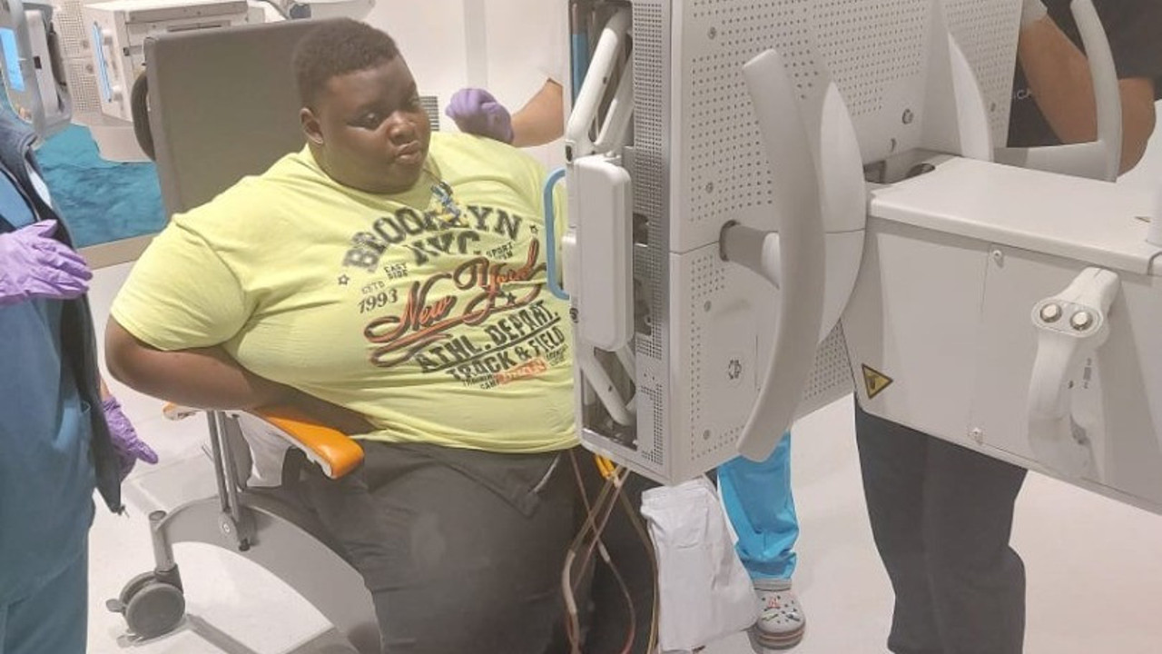 Nijerli 200 kilogram ağırlığındaki süper obez 3 bin kilometreden geldi. Midesini Türkiye’de bıraktı