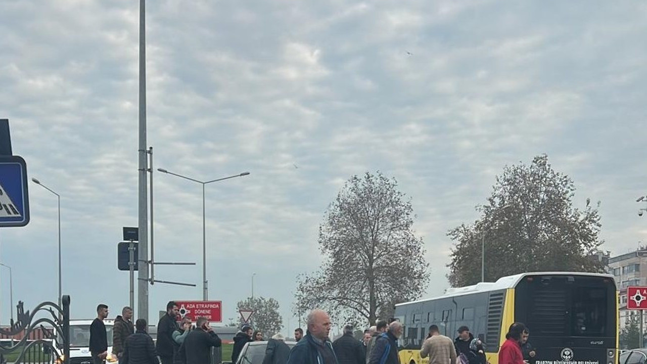 Trabzon’da otomobil karşıya geçmeye çalışan yayalara çarptı