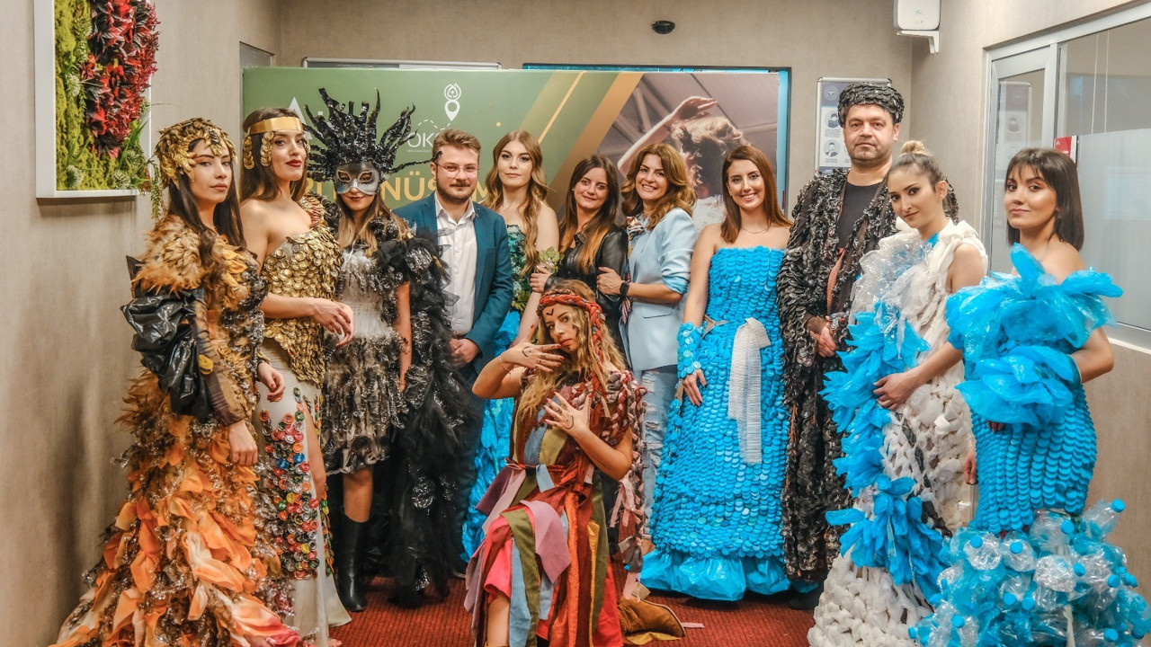 Hastanede atık giysilerden defile düzelendi