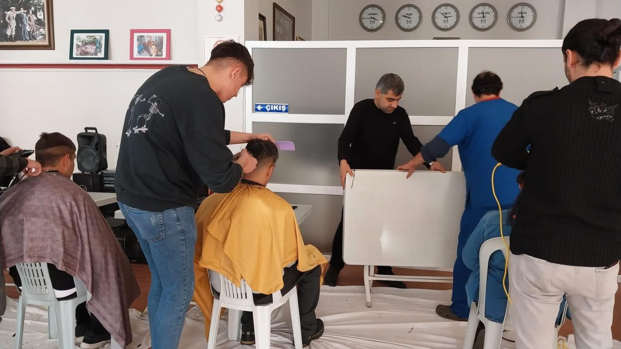 Engelli vatandaşlar ücretsiz tıraş oldu