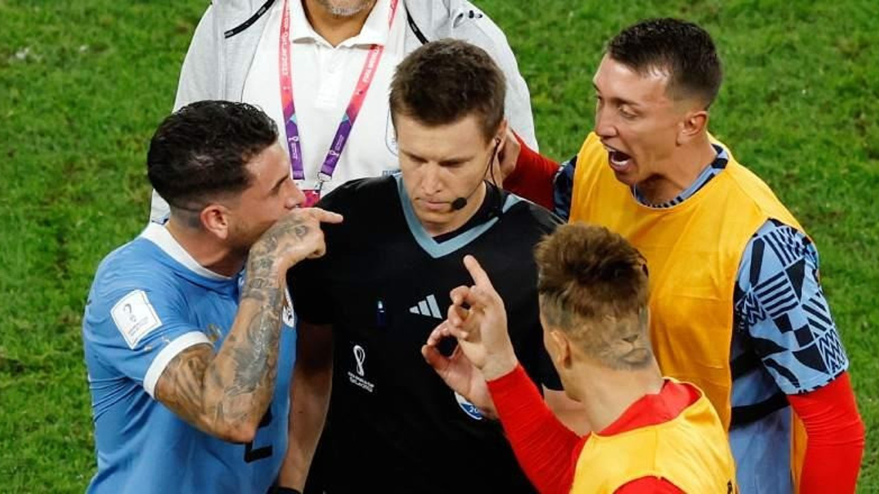 Muslera ve arkadaşları çıldırdı: Uruguaylılar hakeme vurdu