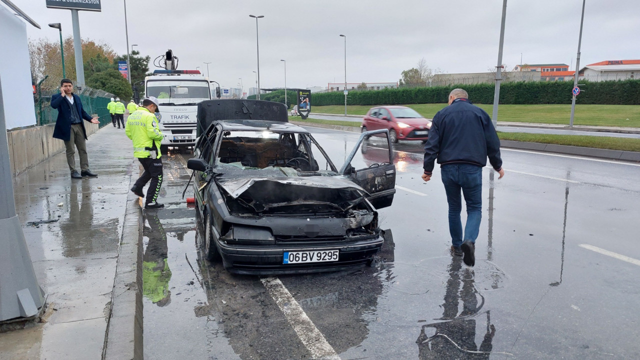 Bakırköy’de otomobil alev alev yandı