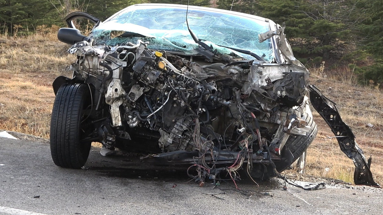 Kamyonet ile otomobil kafa kafaya çarpıştı