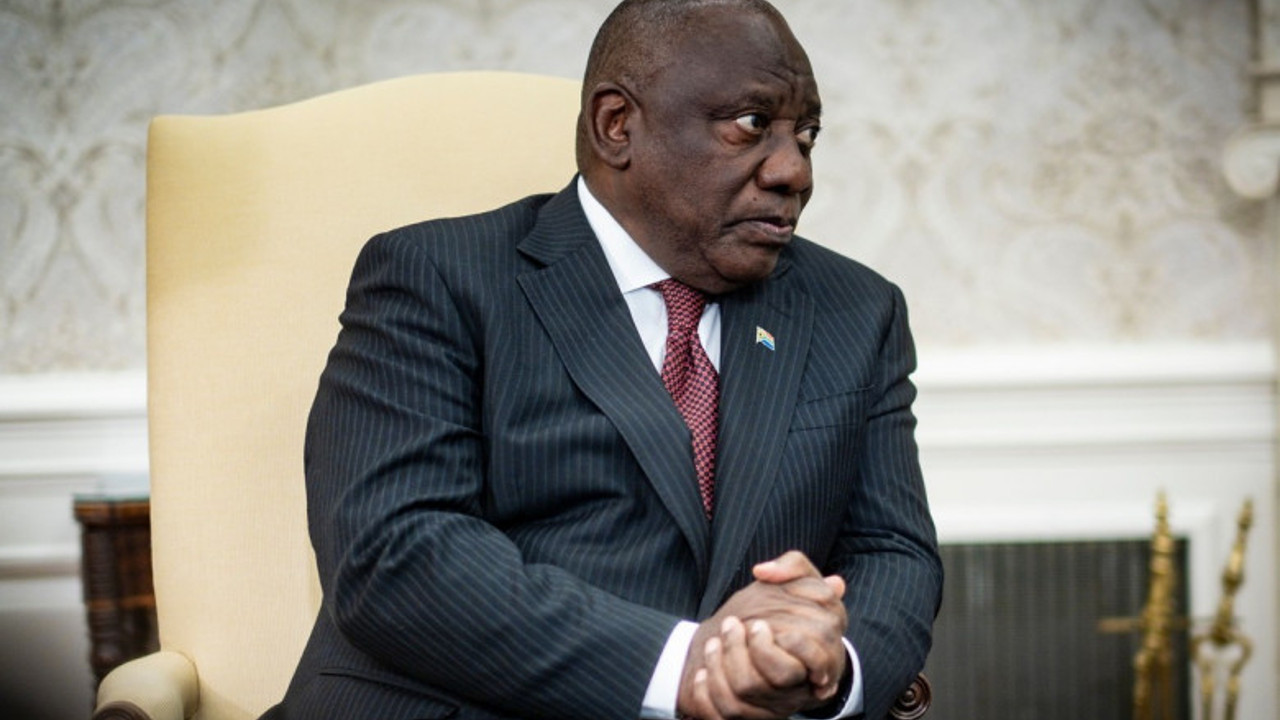 Cumhurbaşkanı koltuğunda sakladığı 500 bin dolarla yakalandı. Yolsuzluğu ortadan kaldıracağım diye göreve gelmişti