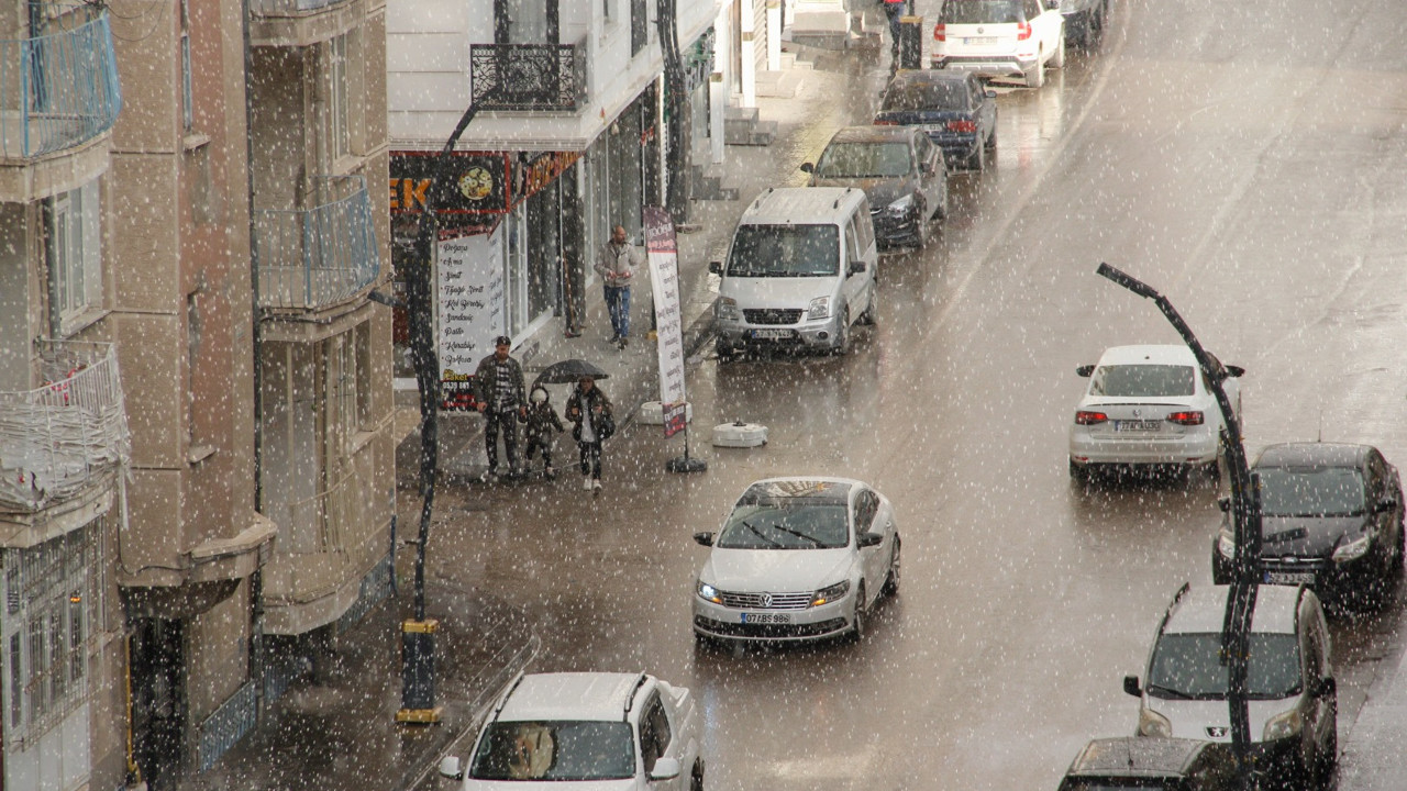 Van’da dolu yağışı