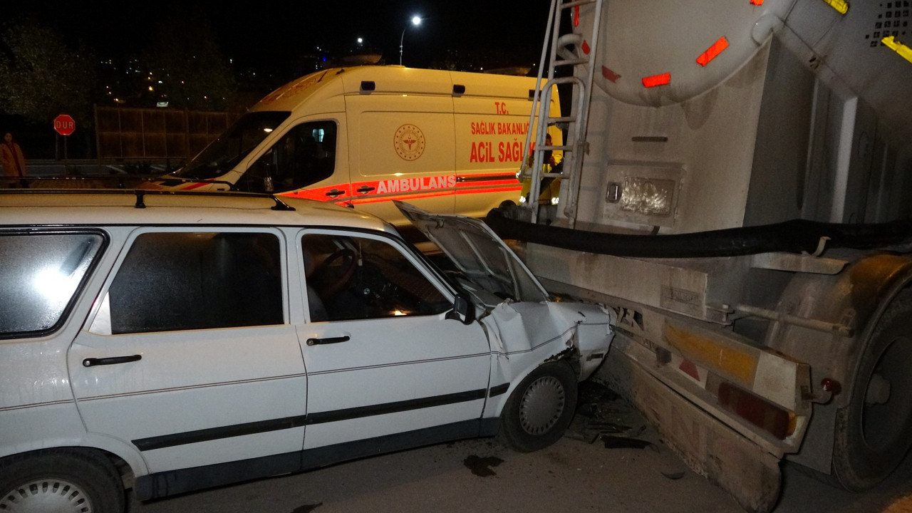 Otomobil beton mikserine çarptı