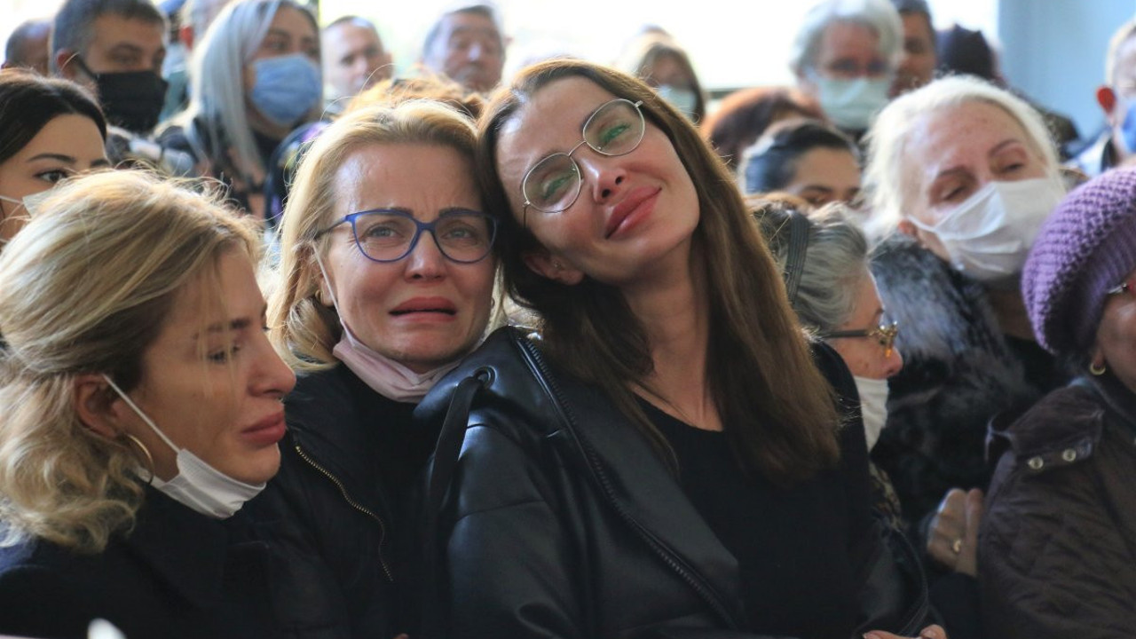 Özge Ulusoy, babasının cenaze töreninde güçlükle ayakta durdu