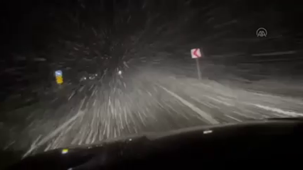 Bingöl-Erzurum kara yolunda kar ve tipi etkili oldu