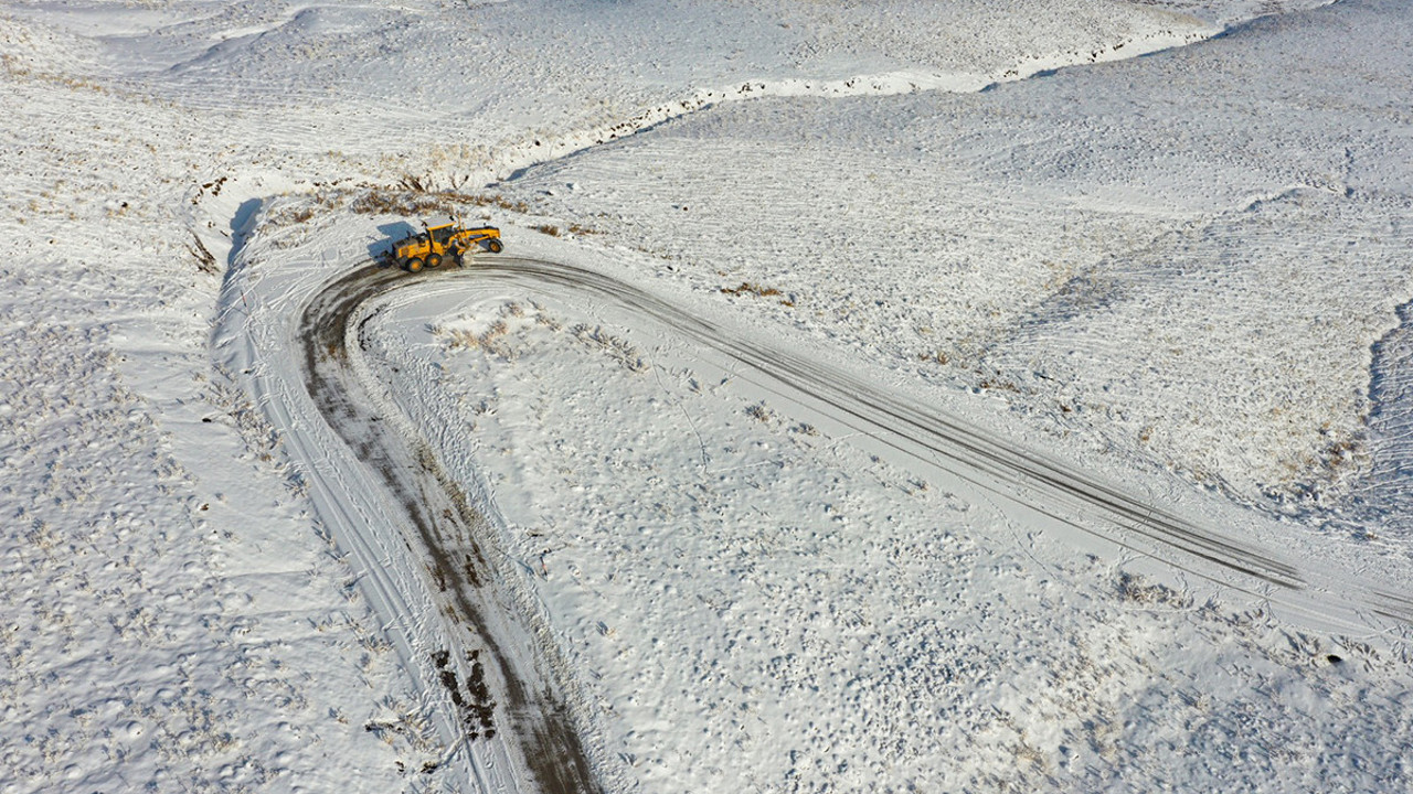 Van'da kar nedeniyle kapanan yollar açıldı