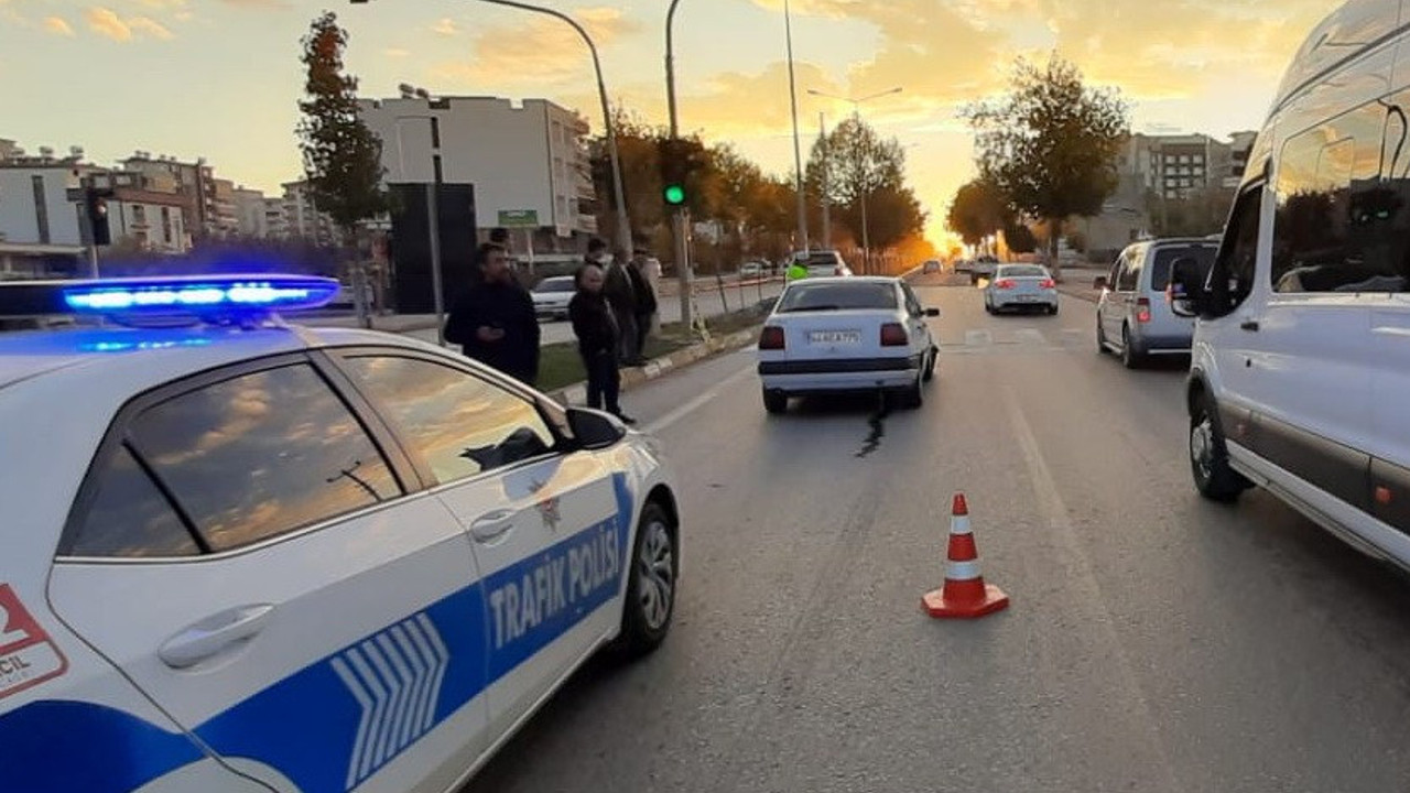 Kırmızı ışıkta bekleyen araca arkadan çarptı: 1 yaralı