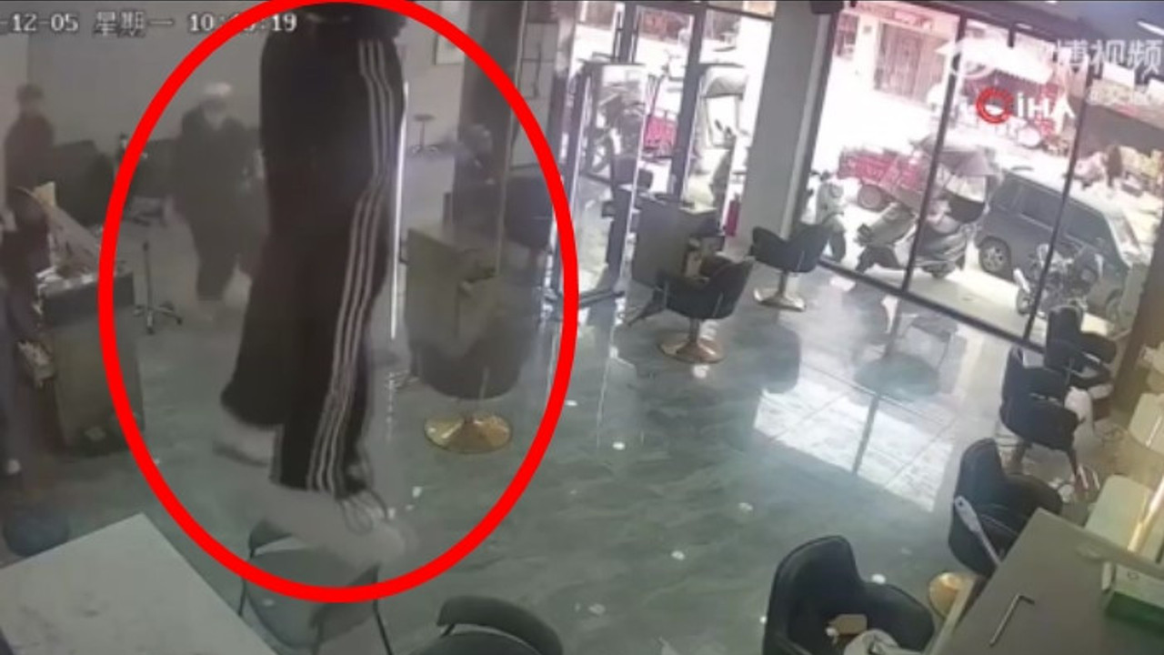 Tavan çöktü kuaför salonunun ortasına düştü!