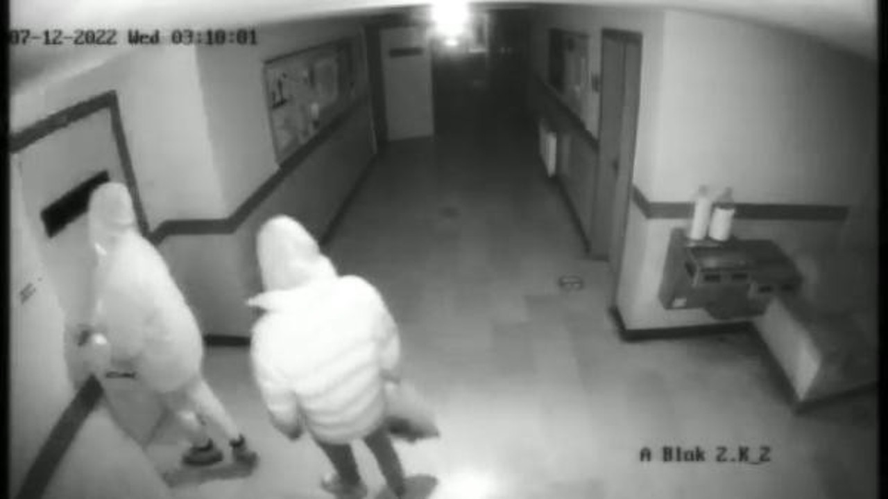 Okula girip, bağış kutusunu çaldılar ama güvenlik kamerasına yakalandılar