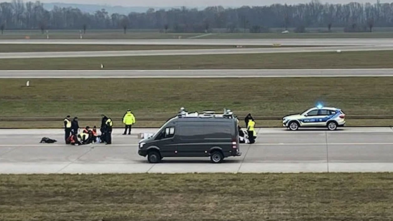 Kendilerini uçak pistine yapıştırdılar. Uçak biletleri çok ucuz diye protesto yaptılar