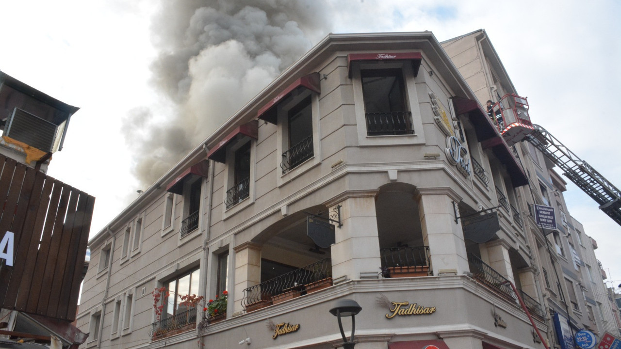 Manisa'da üç katlı binanın çatısında yangın paniği