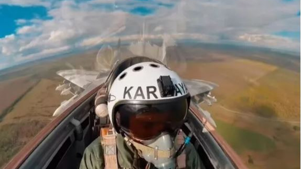 Savaş uçağı pilotu kanlar içinde kaldı. Jetten atlamadan saniyeler önce bu fotoğrafı çekti