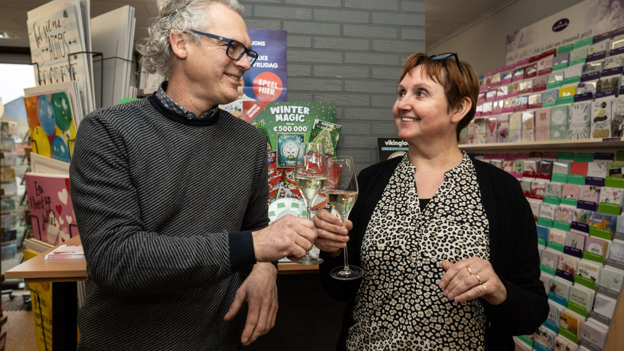 165 kişi ortaklaşa oynadıkları sayısal şans oyununda yaklaşık 143 milyon Euro kazandı