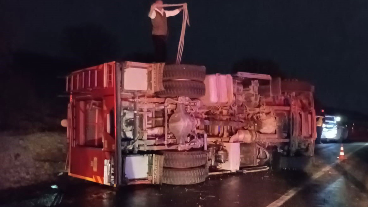 Yangına giden itfaiye aracı devrildi