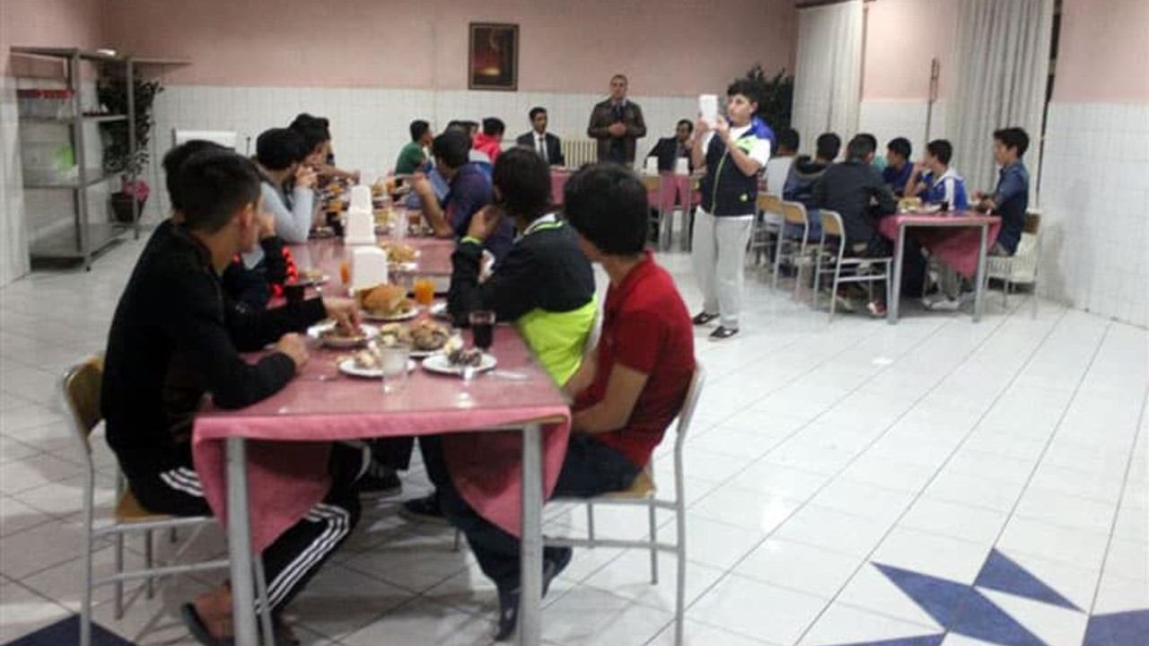 Çocukları korumakla görevli Aile Bakanlığı kimsesiz çocukları cemaate teslim etti