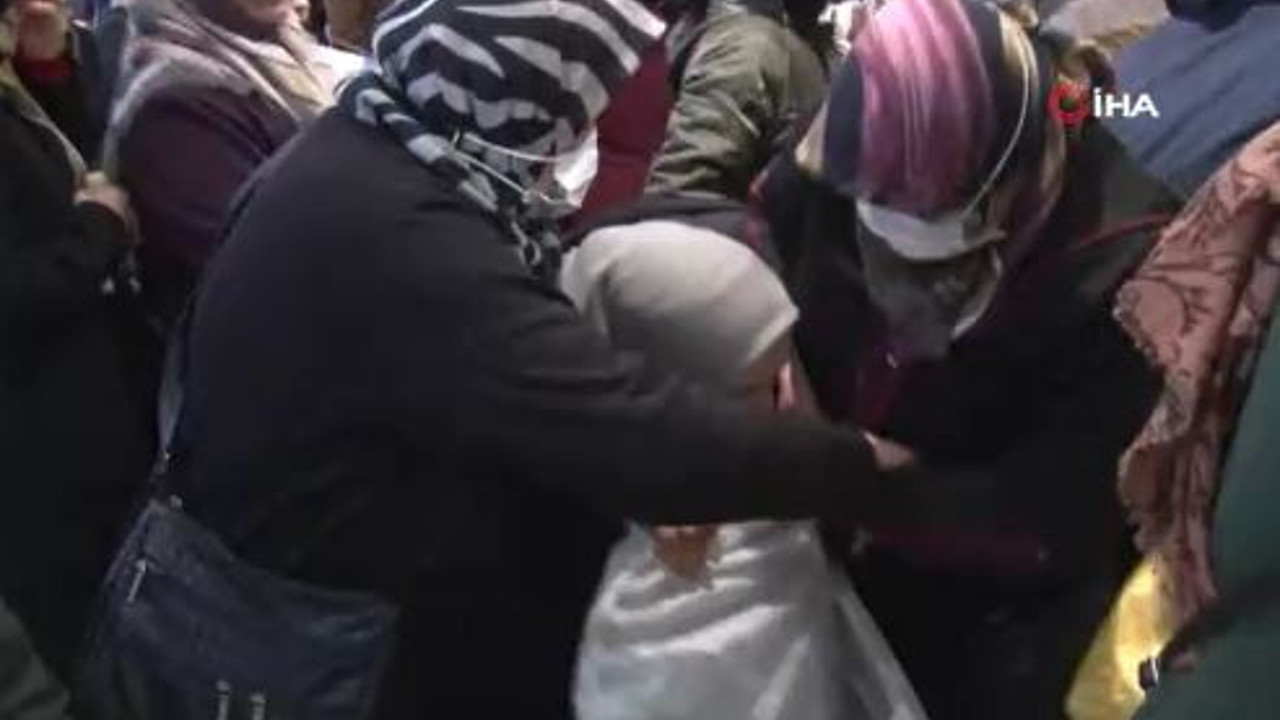 Ucuz tava izdihamı. Ucuz tavayı kapmak için diğer kadının kolunu ısırdı. Ağla sevgili yurdum ağla