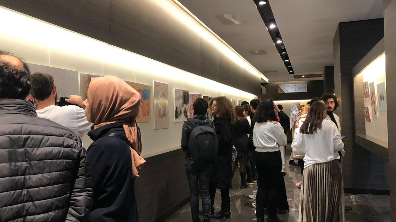 Ameliyatlarını çizen doktorların eserleri sergilendi